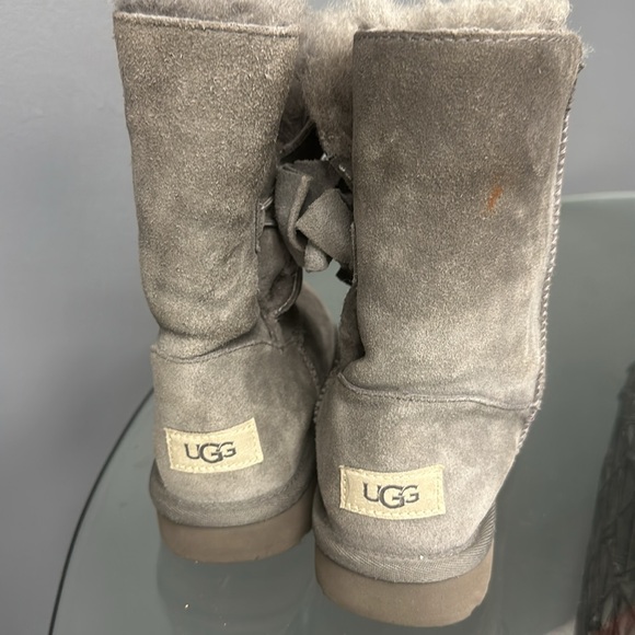 Selling grey Pair of Uggs .Size US WOMENS size 6. - Picture 2 of 7